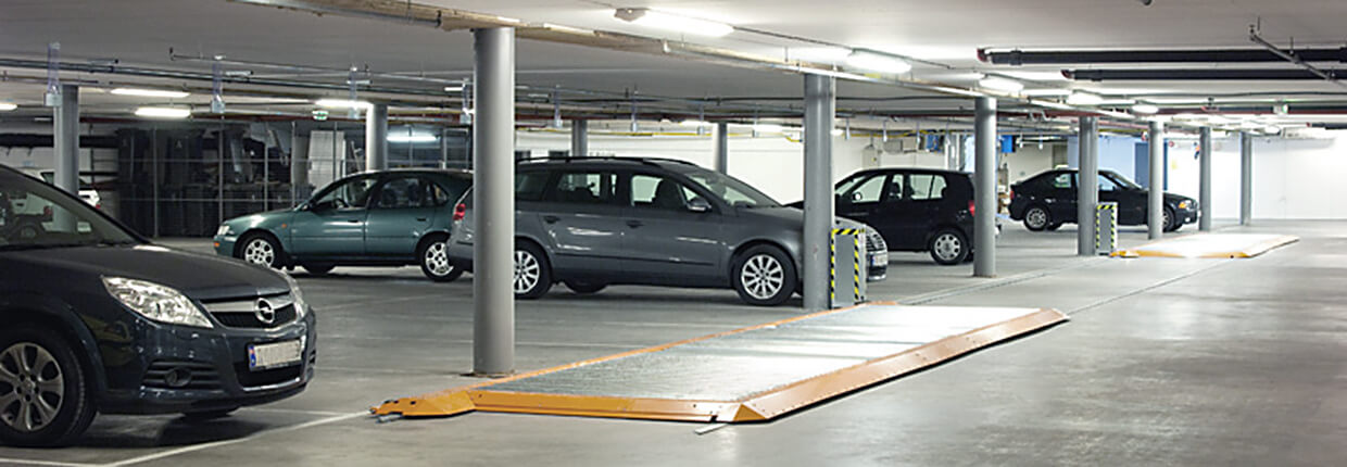 Estacionamiento subterráneo con autos y el ParkBoard PH